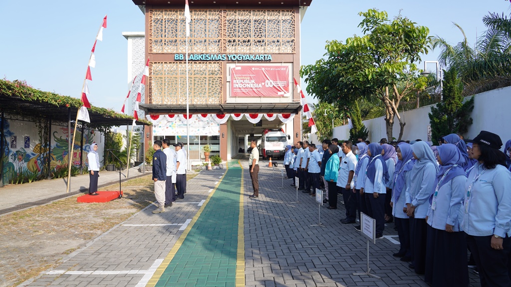 Sukses dan terus maju! Apel Senin BB Labkesmas Yogyakarta